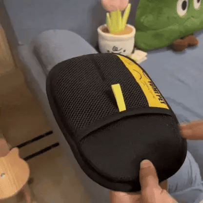 Poniéndose el Guante Quitapelos en la mano